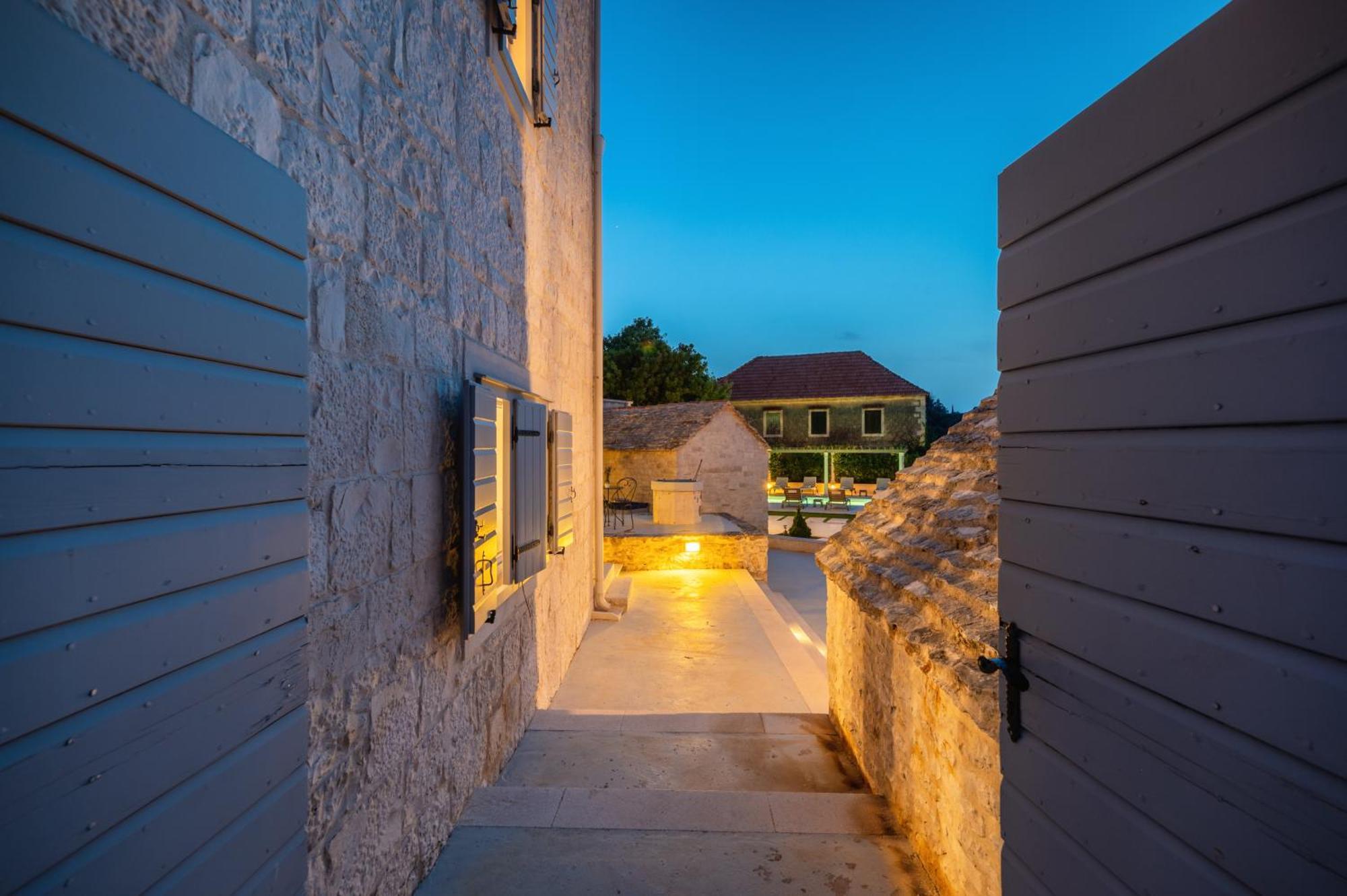 Villa Komelo Škrip Exterior foto